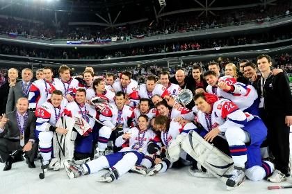 Словенские хоккеисты празднуют попадание на Олимпиаду в Сочи. Фото: Srdjan Zivulovic / Reuters