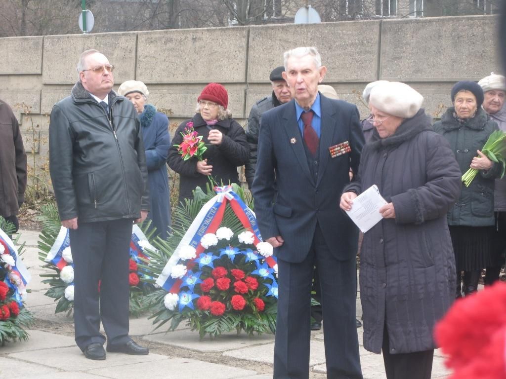 Митинг памяти в Клайпеде. Выступает ветеран войны К.И.Шишорин. Слева генконсул России в Клайпеде В.А.Малыгин, справа от него Л.А.Солошенко.