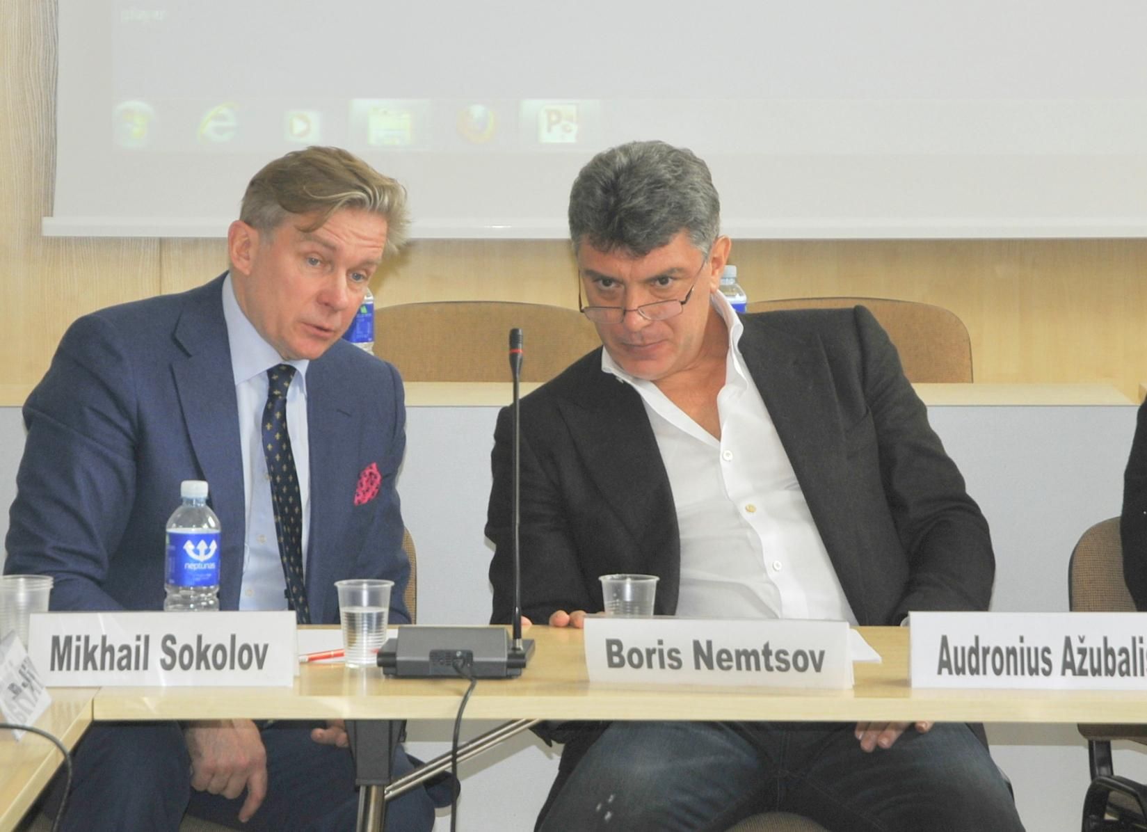 Аудронюс Ажубалис (слева) и Борис Немцов, похоже, прекрасно понимают друг друга. Фото Владимира Клоповского, "Обзор"