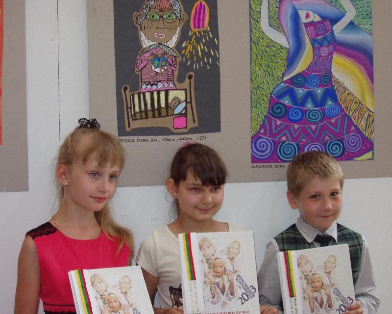 Первые лауреаты конкурса рисунка.