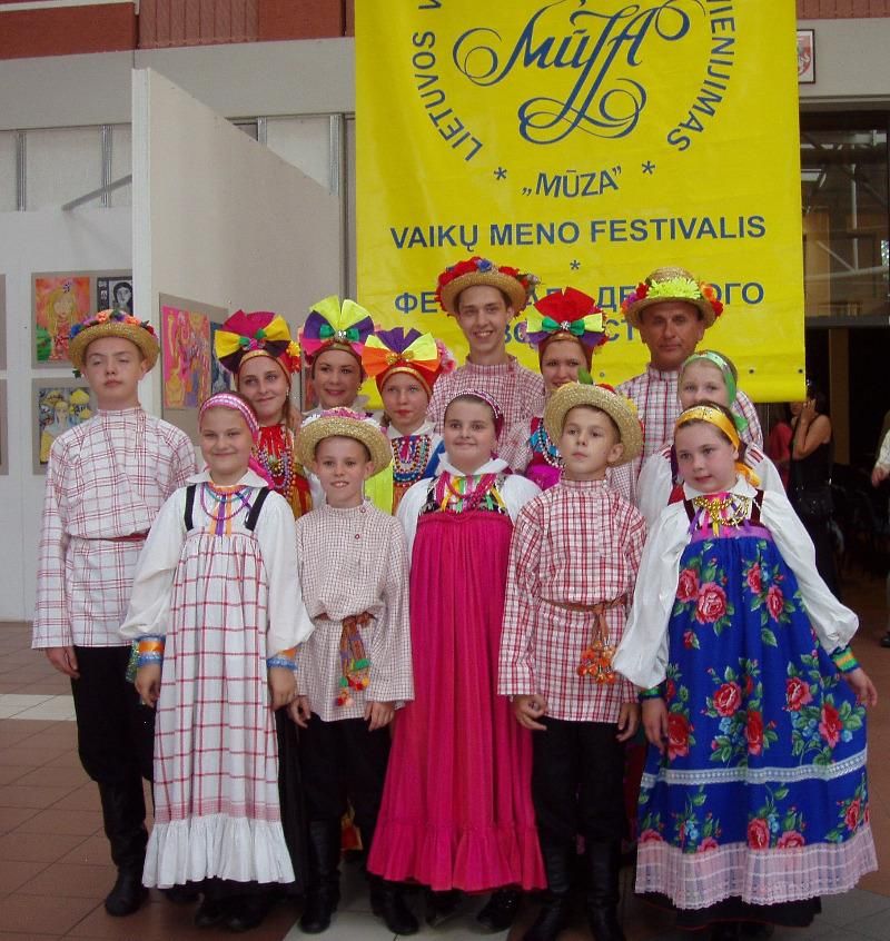 Потрясающие курские певцы, музыканты и танцоры ансамбля "Чебатушки".