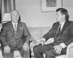 Первый секретарь ЦК КПСС, председатель Совета министров СССР Никита Хрущев и президент США Джон Кеннеди во время переговоров в резиденции американского посла в Австрии (Фото: ИТАР-ТАСС)