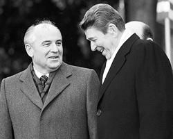 Михаил Сергеевич Горбачев, генеральный секретарь ЦК КПСС, находящийся в США с официальным визитом, и Рональд Рейган, президент США, во время церемонии встречи у Белого дома (Фото: Reuters)