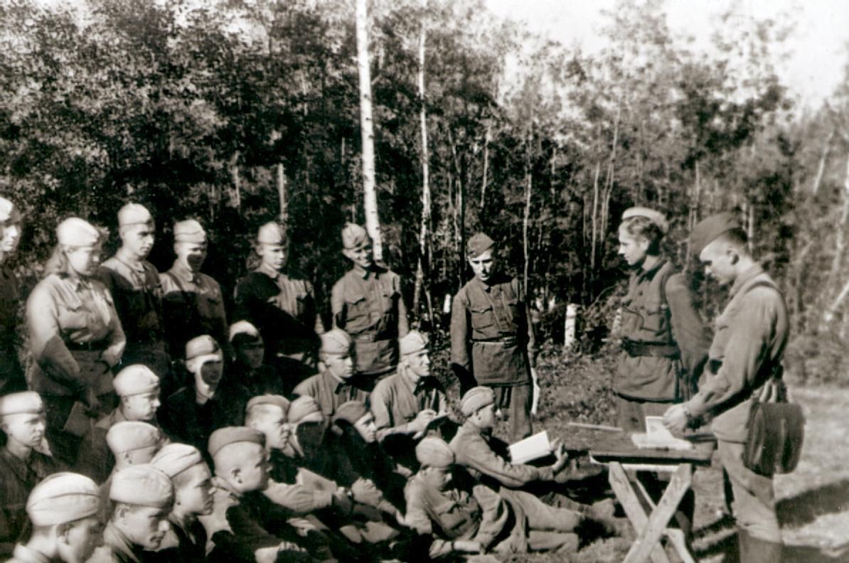 Семинар для комсомольских работников. 1942 г. Первый справа - Й.Юревичюс.