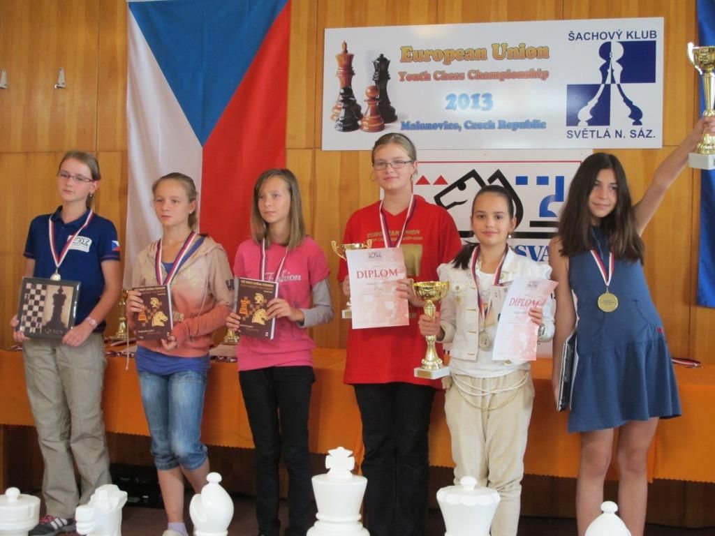 Награждение девочек до 12 лет. Вторая справа Мария Шибаева, пятая – Мигле Семонавичюте