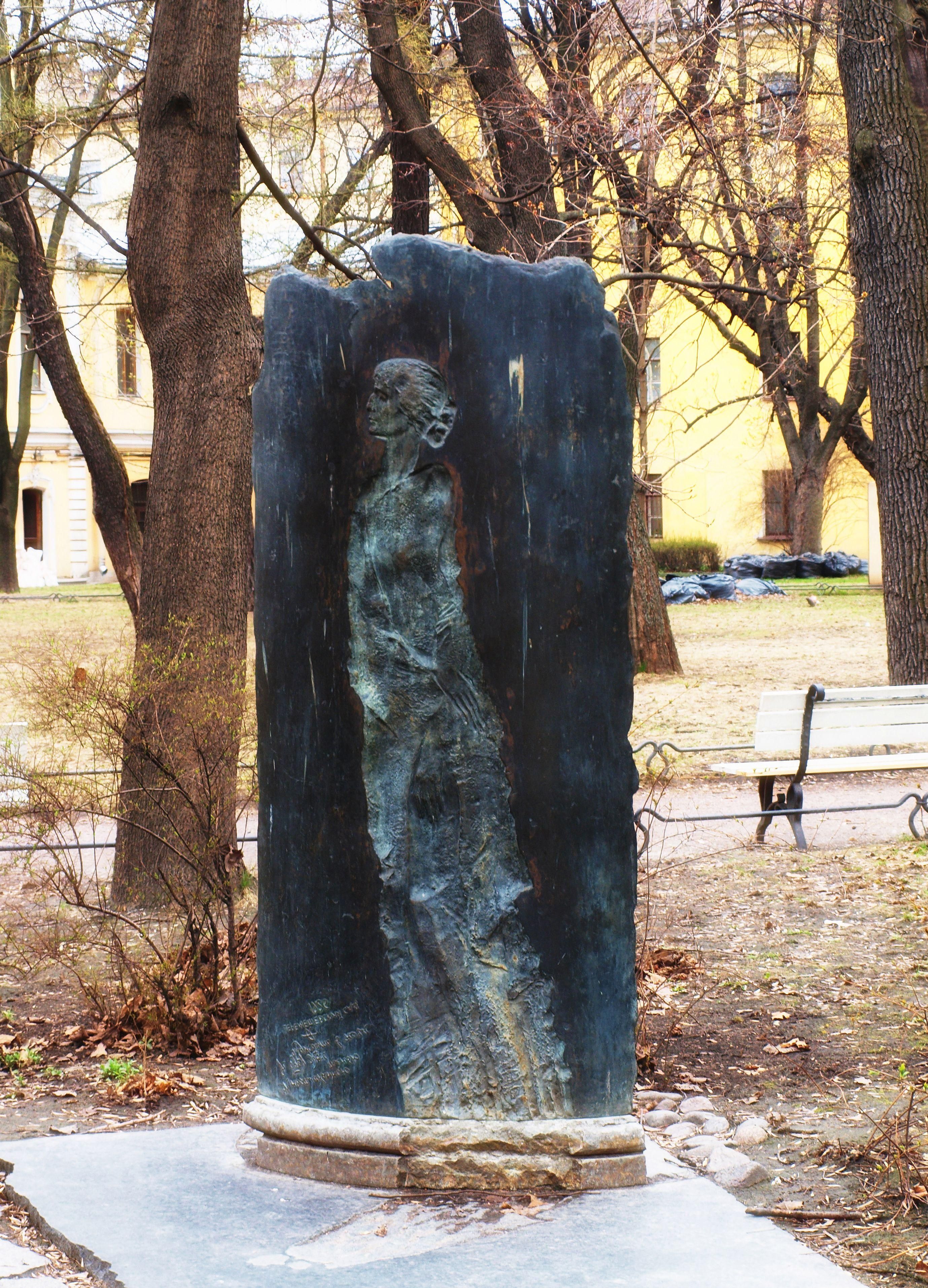 Памятник А.Ахматовой в саду Фонтанного дома