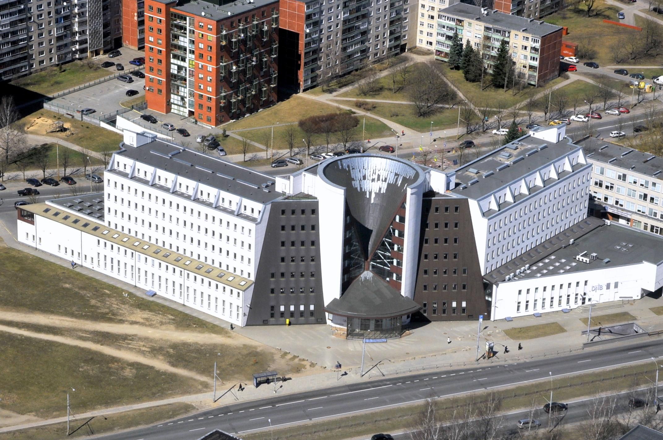 Здание фонда соцстраха в Вильнюсе. У многих оно почему-то вызывает ассоциацию с бездонной воронкой. Фото Владимира Клоповского, "Обзор"