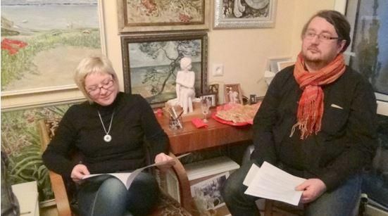 Члены жюри «Красной ракеты» Н. Грихачева и Л. Вильканец читают произведения, предложенные на конкурс. Лешек (видно, что он уже прочел и у него есть вопросы), Надежда (видно, что она еще читает и ей нравится)
