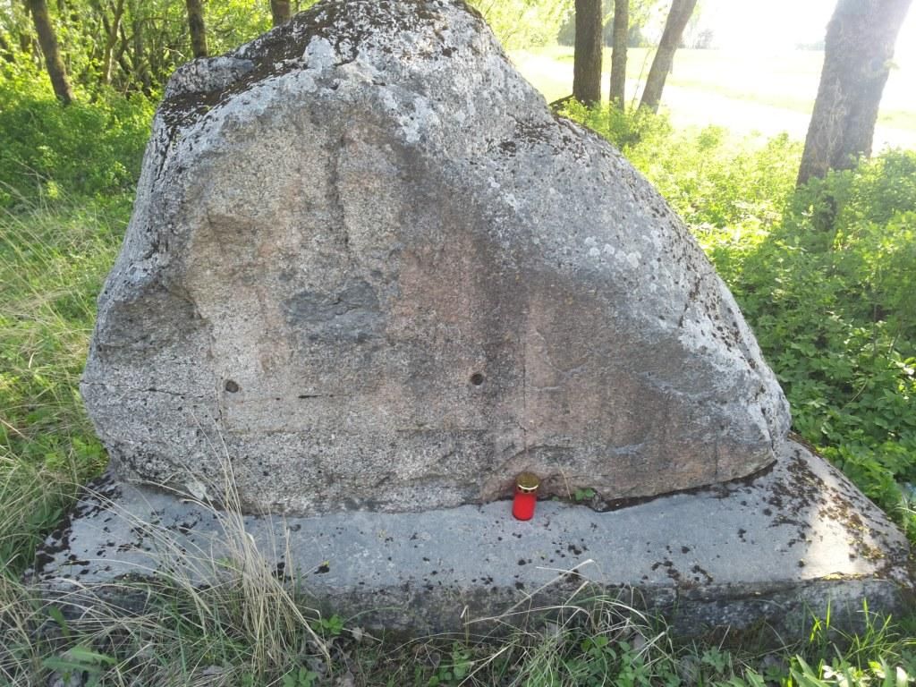 Памятный камень у 15 заставы со следами сорванной доски