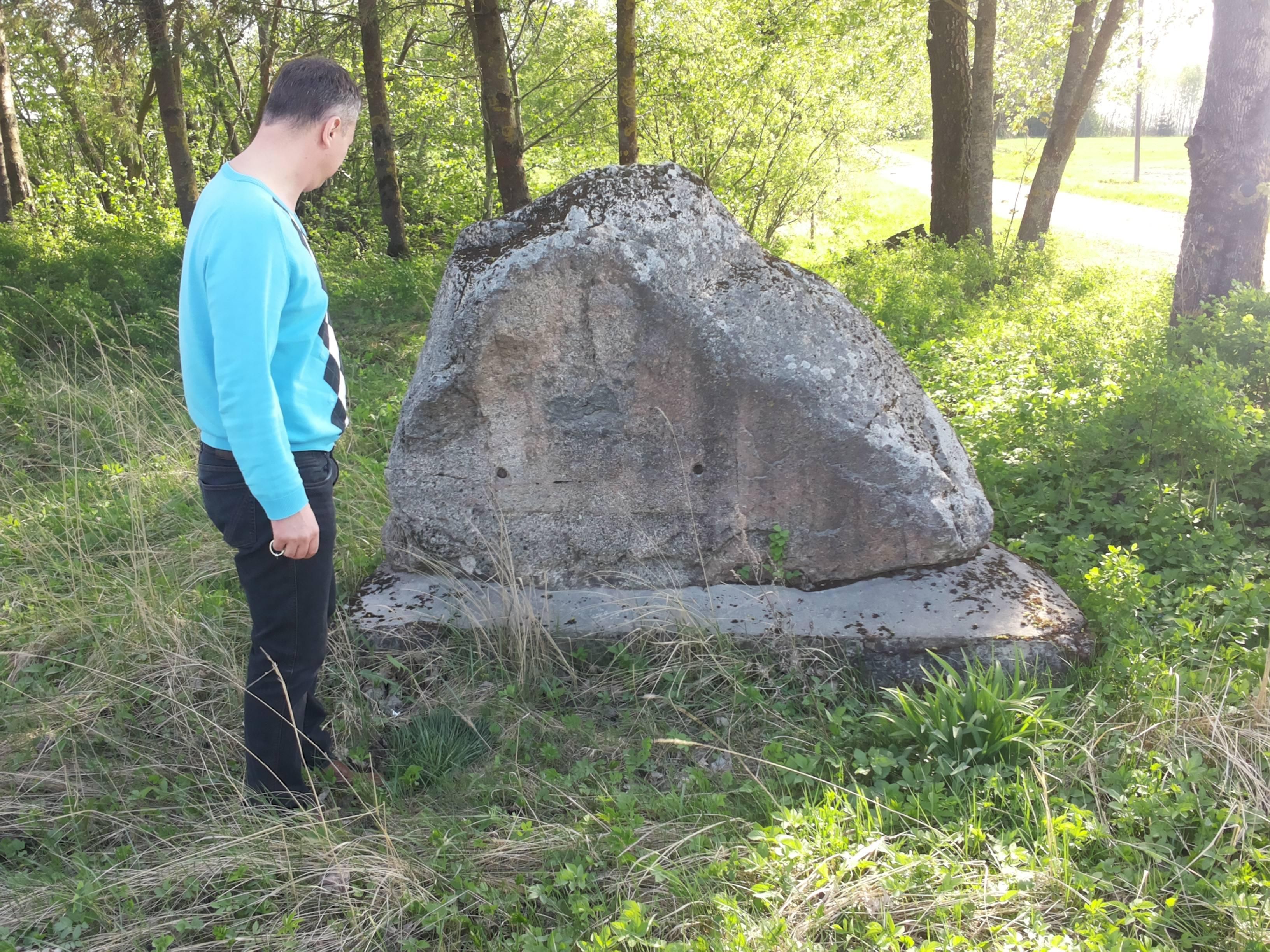 Вице-консул В.А.Чертков у памятного камня