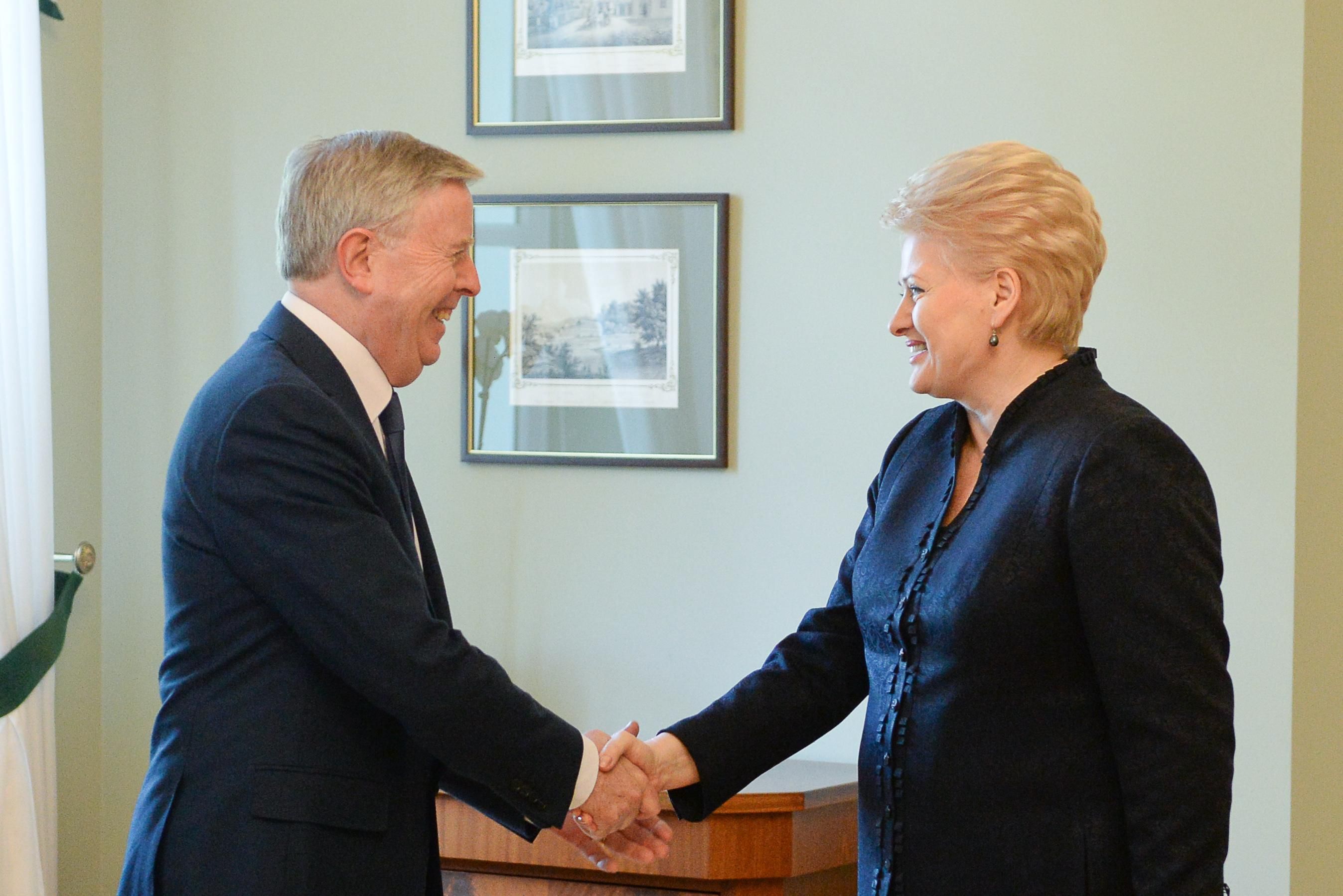 П.Кокс (слева) и президент Литвы Д.Грибаускайте. Фото www.lrp.lt