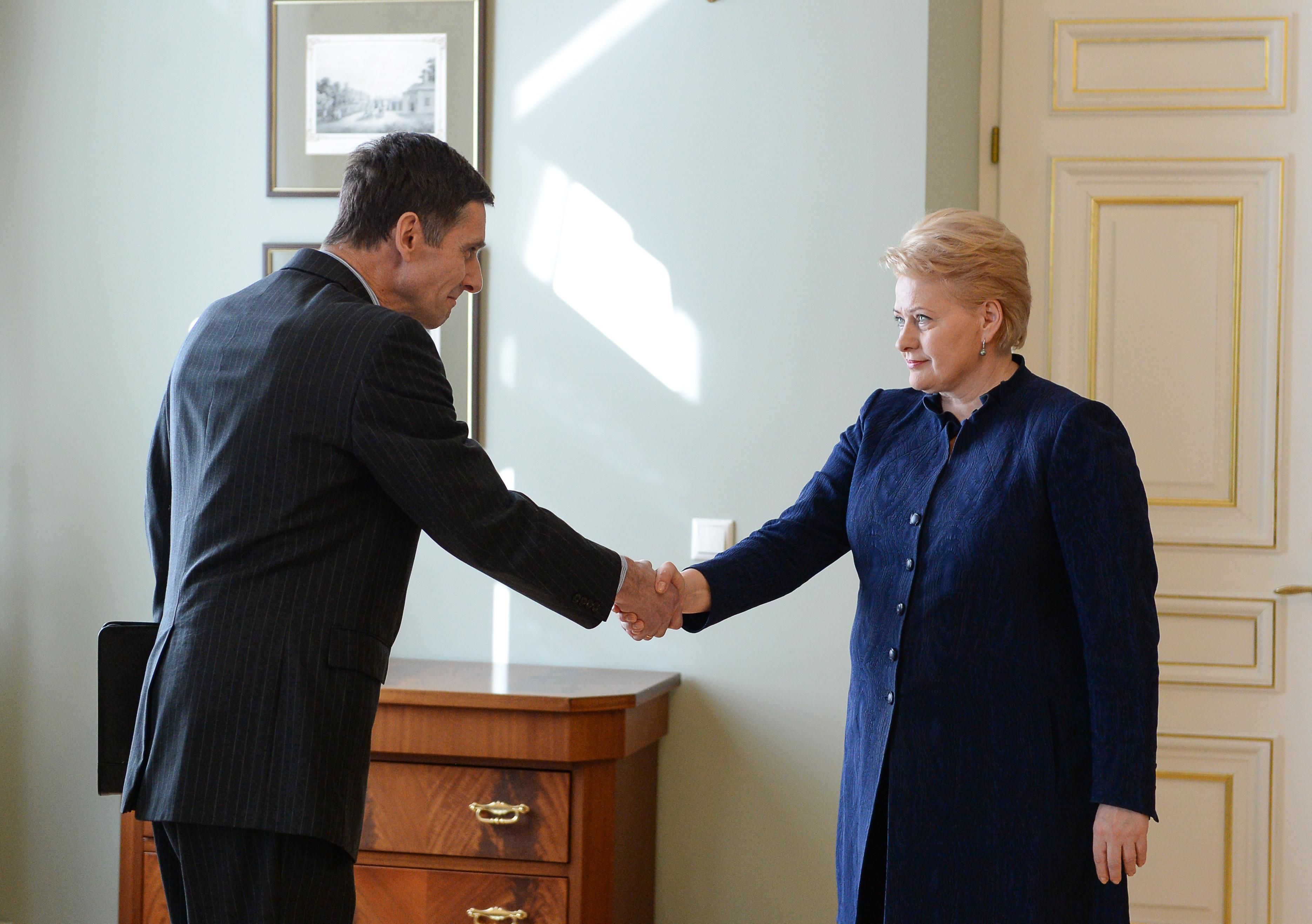 Глава ДГБ Литвы Г.Грина (слева) и президент Литвы Д.Грибаускайте. Фото www.lrp.lt