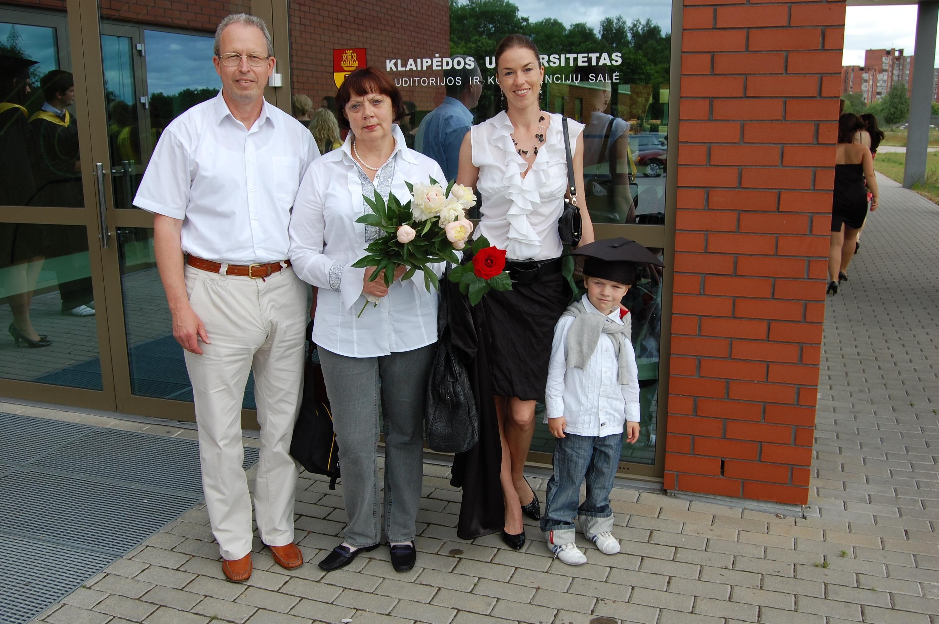 Елена Лебедева с семьёй после защиты диплома