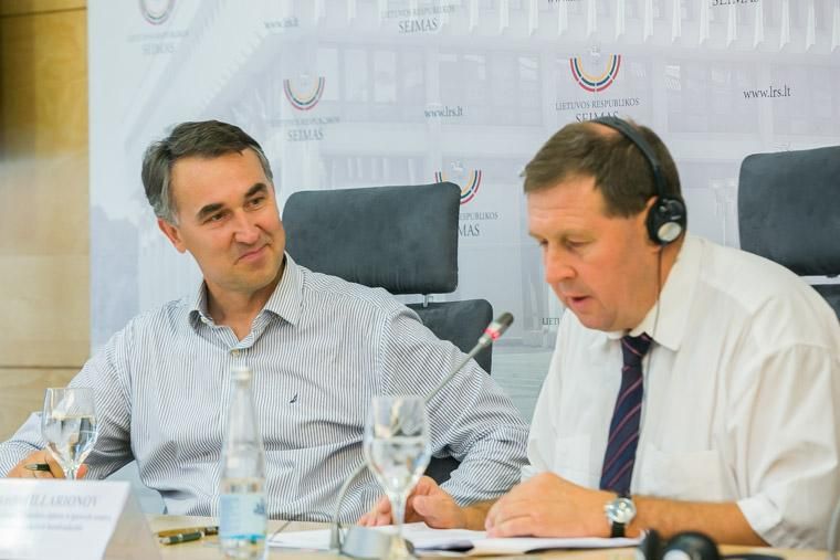 Организатор дискуссии в Вильнюсе Пятрас Ауштрявичюс явно доволен антироссийскими высказываниями своего друга. Фото www.lrs.lt