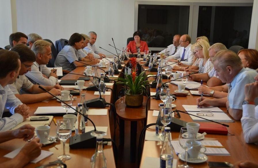 Министр Виргиния Балтрайтене проводит совещание с представителями отрасли. Фото www.zum.lt