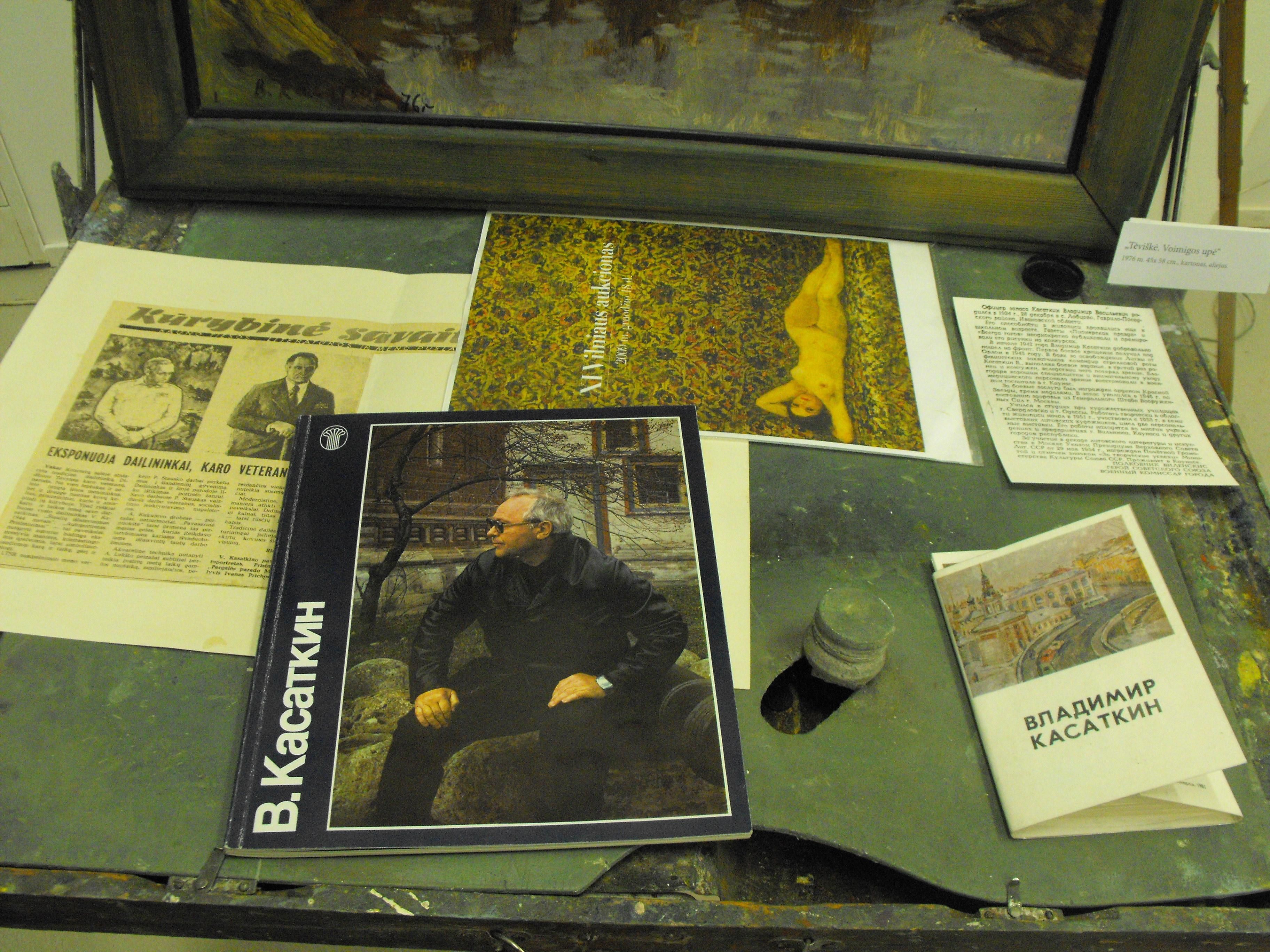 На мольберте художника – рекламные проспекты и альбом «В. Касаткин», изданный «Советским художником» в 1986 г.