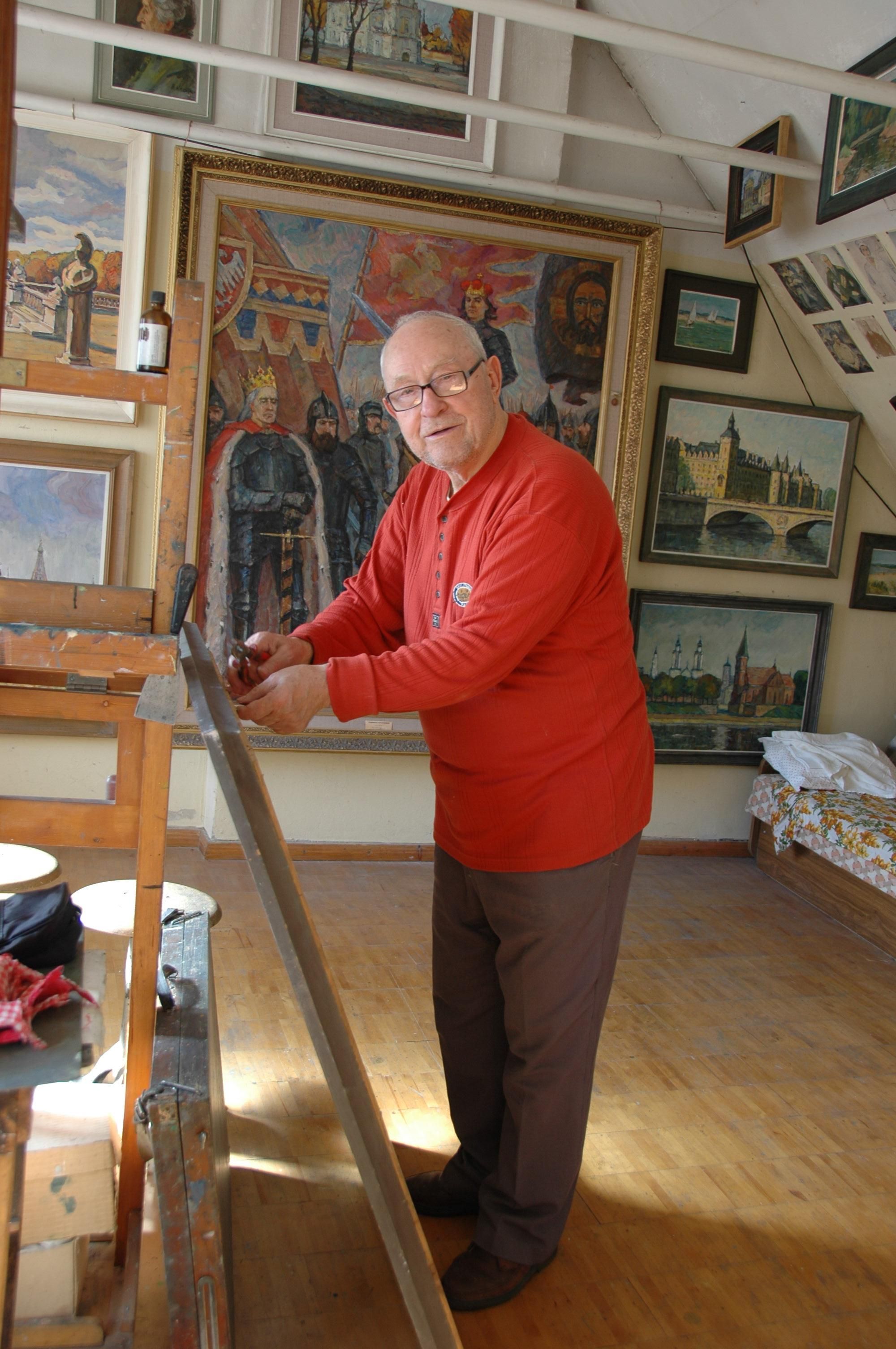 Художник Владимир Касаткин в мастерской. 2010 год (фото из архива семьи)