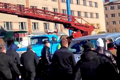 Митингующие местные жители Кадр: видео YouTube / Новороссия News