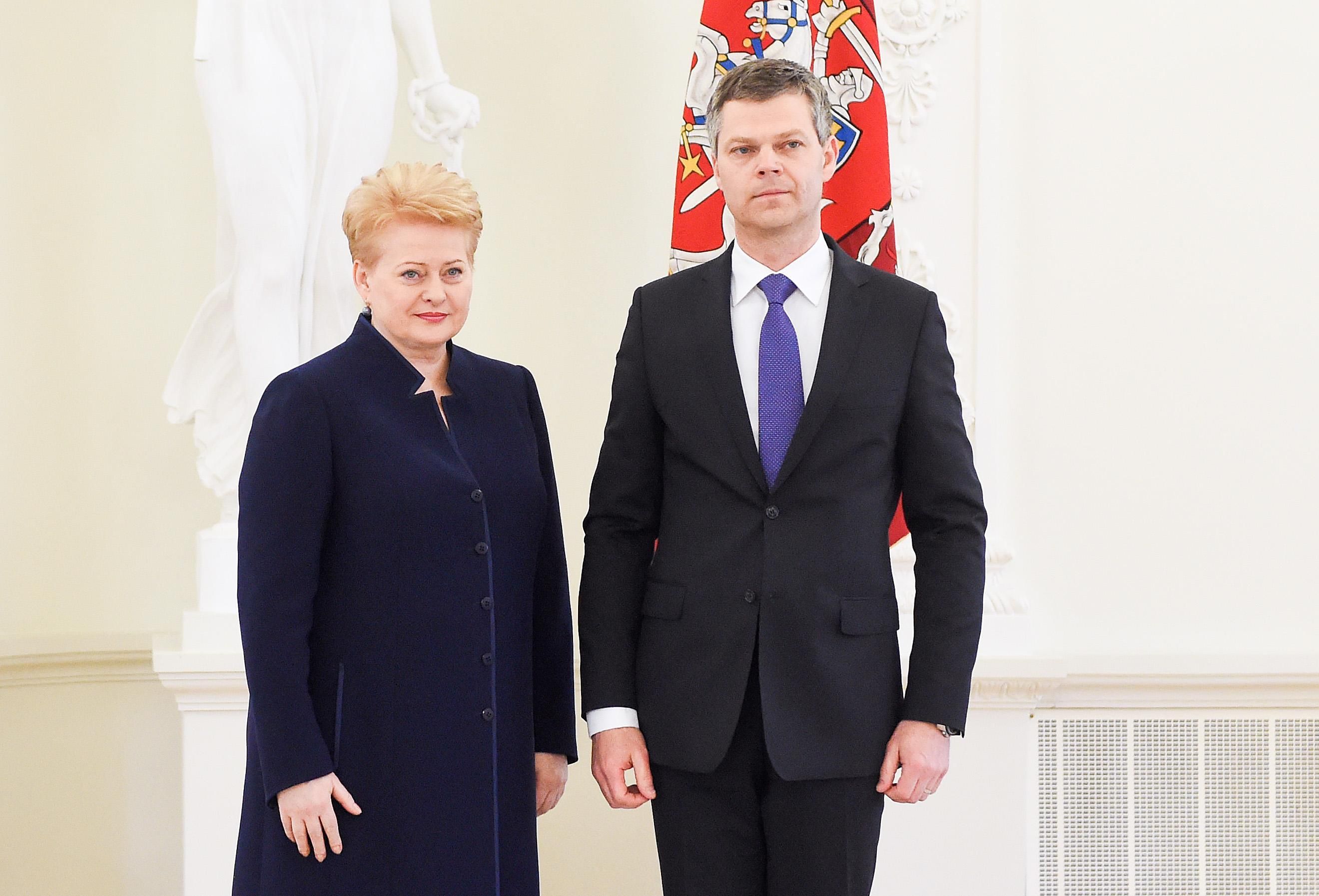 Президент Литвы Даля Грибаускайте и новый директор ДГБ Литвы Д.Яунишкис. Фото lrp.lt