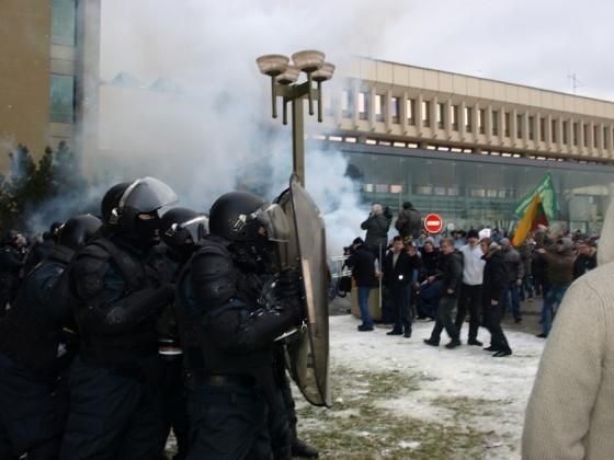 На фото: эпизоды разгона демонстрантов спецслужбами в январе 2009 года. Тогда полиция применила газ и впервые оружие с резиновыми пулями. Фото ИА REGNUM.