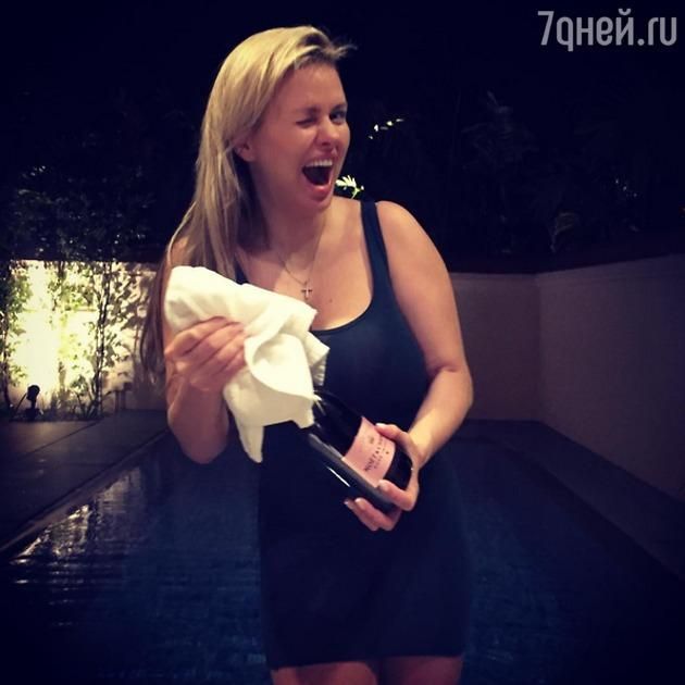 Анна Семенович открывает любимое шампанское Фото: Instagram