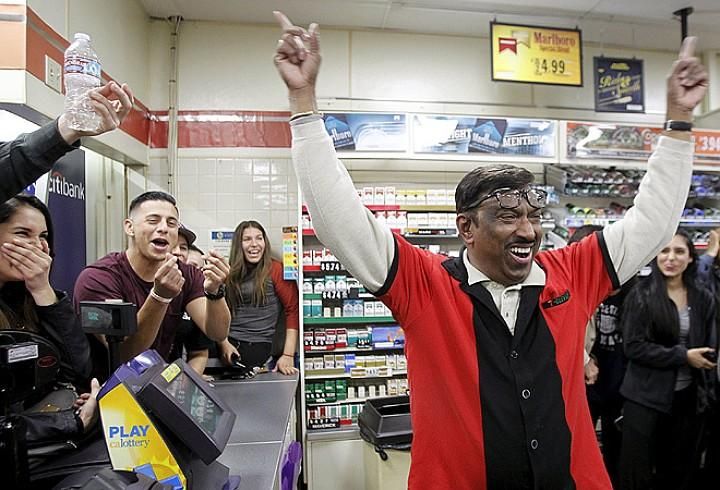 Владелец магазинчика в Калифорнии, в котором был продан один из лотерейных билетов, празднует чужой успех. Выигрыш ему не достанется, но реклама заведению обеспечена на годы вперёд. Фото: REUTERS