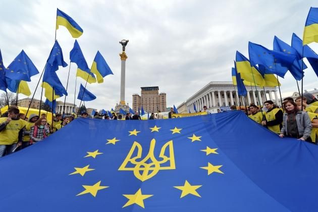 Коллаж из флага ЕС на Майдане незалежности в Киева. Иллюстрация: comasscrewing.ru