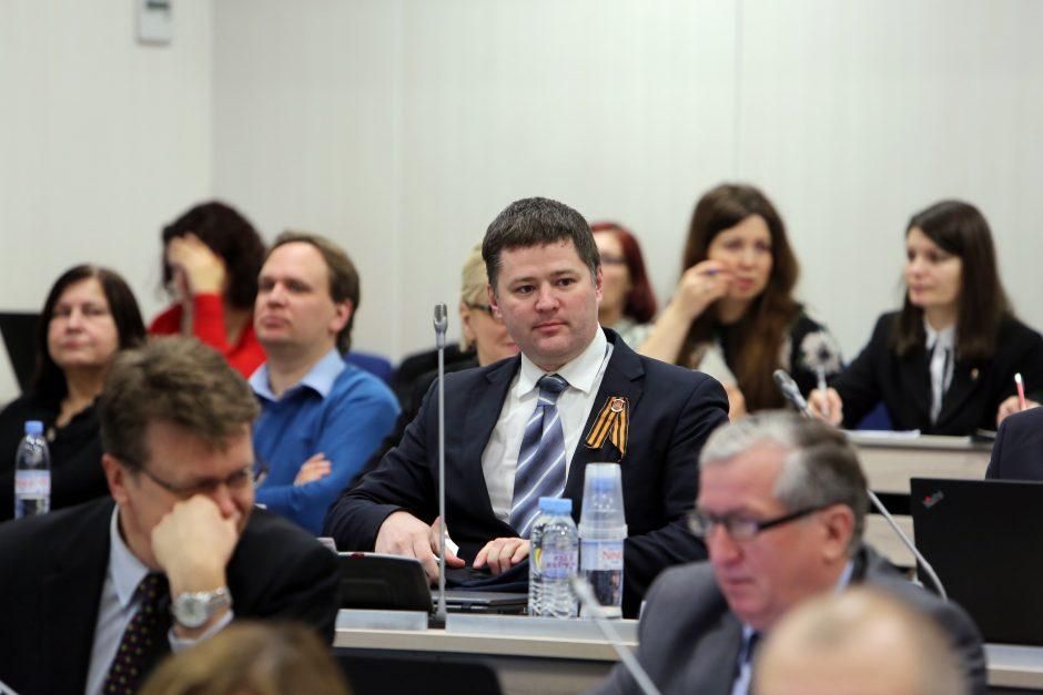 Похоже, что консерваторы сверхоперативно отреагировали на появление вчера, 28 января, в Клайпедском горсовете депутата с такой ленточкой. Фото http://klaipeda.diena.lt/