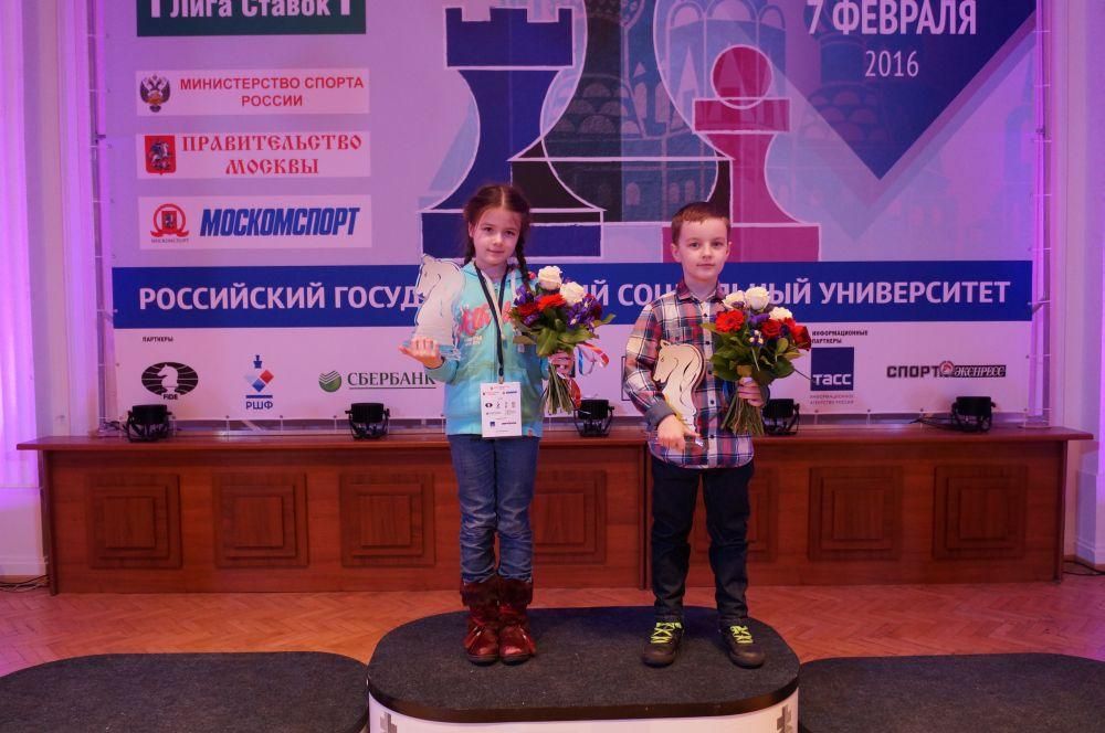 Победители в группе до 9 лет - Аяулым Калдарова (Шымкент, Казахстан) и Глеб Пидлужный