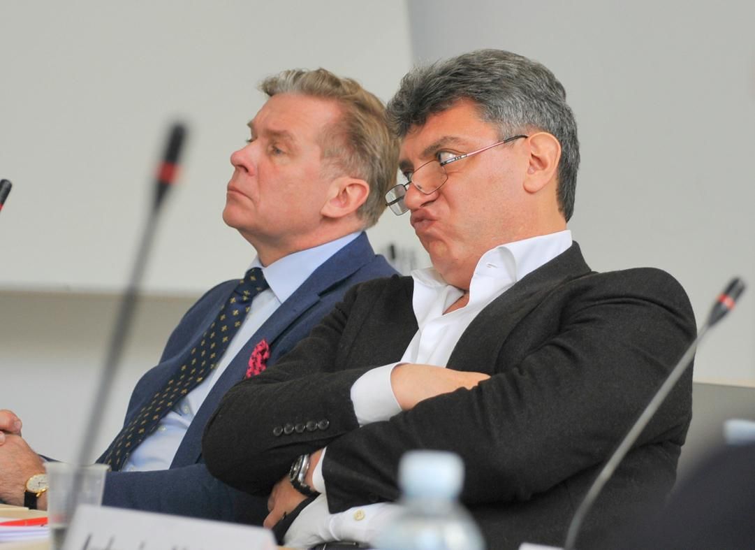 Б.Немцов (справа) во время одного из посещений Вильнюса. Фото Владимира Клоповского