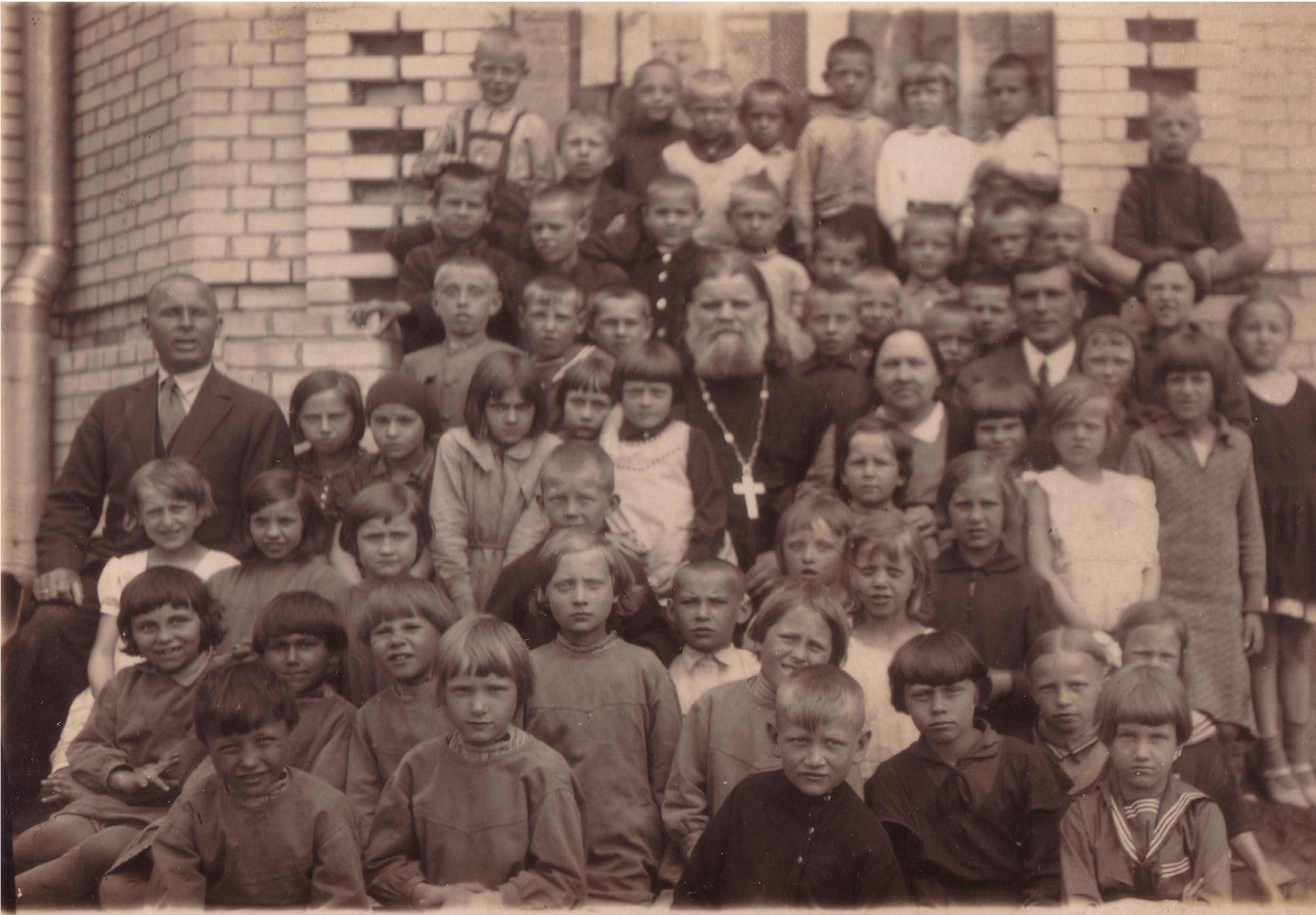 Священник, протоиерей В. Недвецкий с детьми возле Благовещенского собора, 1935-36 год.