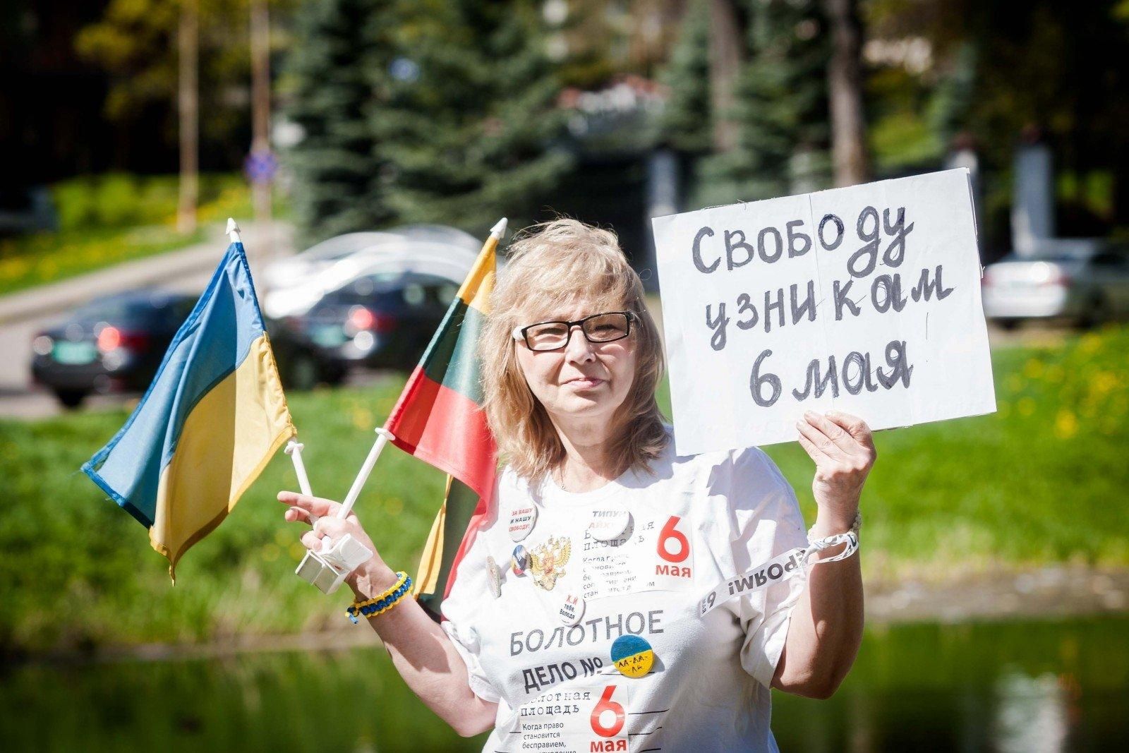 Ирина Калмыкова у российского посольства в Литве. Фото: ru.delfi.lt