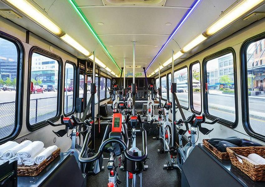 Такой "велоавтобус" с тренажерами внутри ездит по улицам американского Бостона. Фото: twitter.com/bikebus