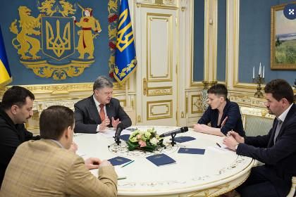 Петр Порошенко и Надежда Савченко (на заднем плане) Фото: пресс-служба президента Украины