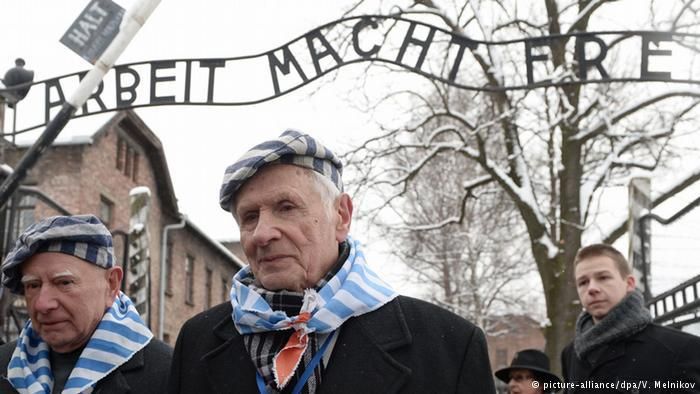 Выжившие заключенные Освенцима.