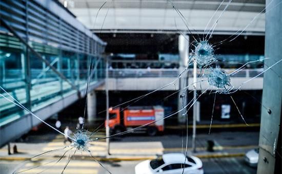 Пулевые отверстия в стекле аэропорта Стамбула. 29 июня 2016 года Фото: OZAN KOSE / AFP
