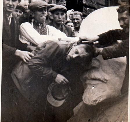 Украинцы бьют еврея головой о бюст Ленина. Фото: Napi Tortenelmi Forras