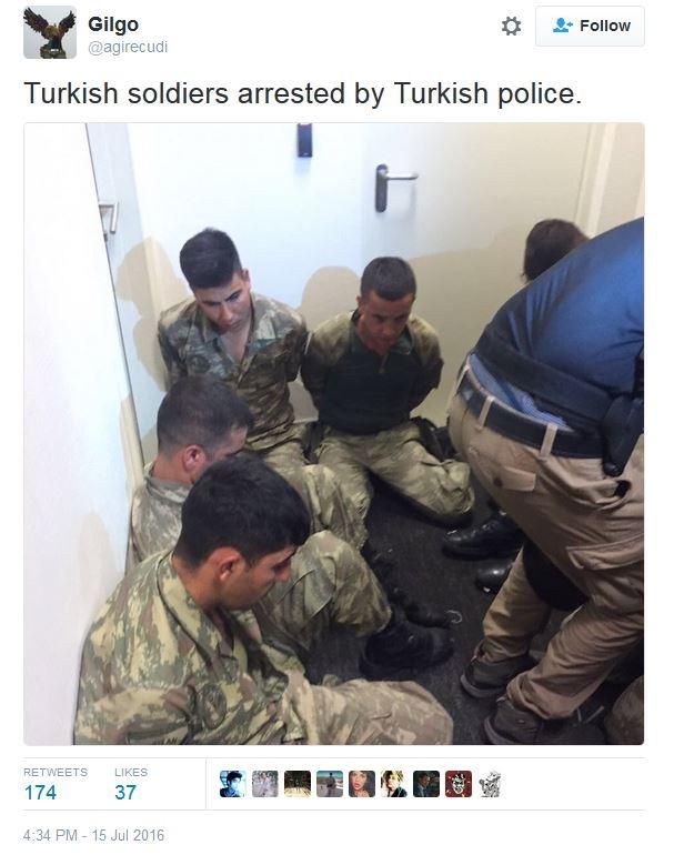 Турецкие солдаты, арестованные турецкими полицейскими