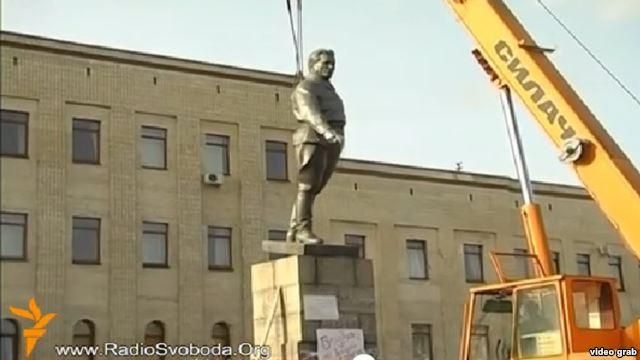 Демонтаж памятника Кирову в Кировограде в феврале 2014 года