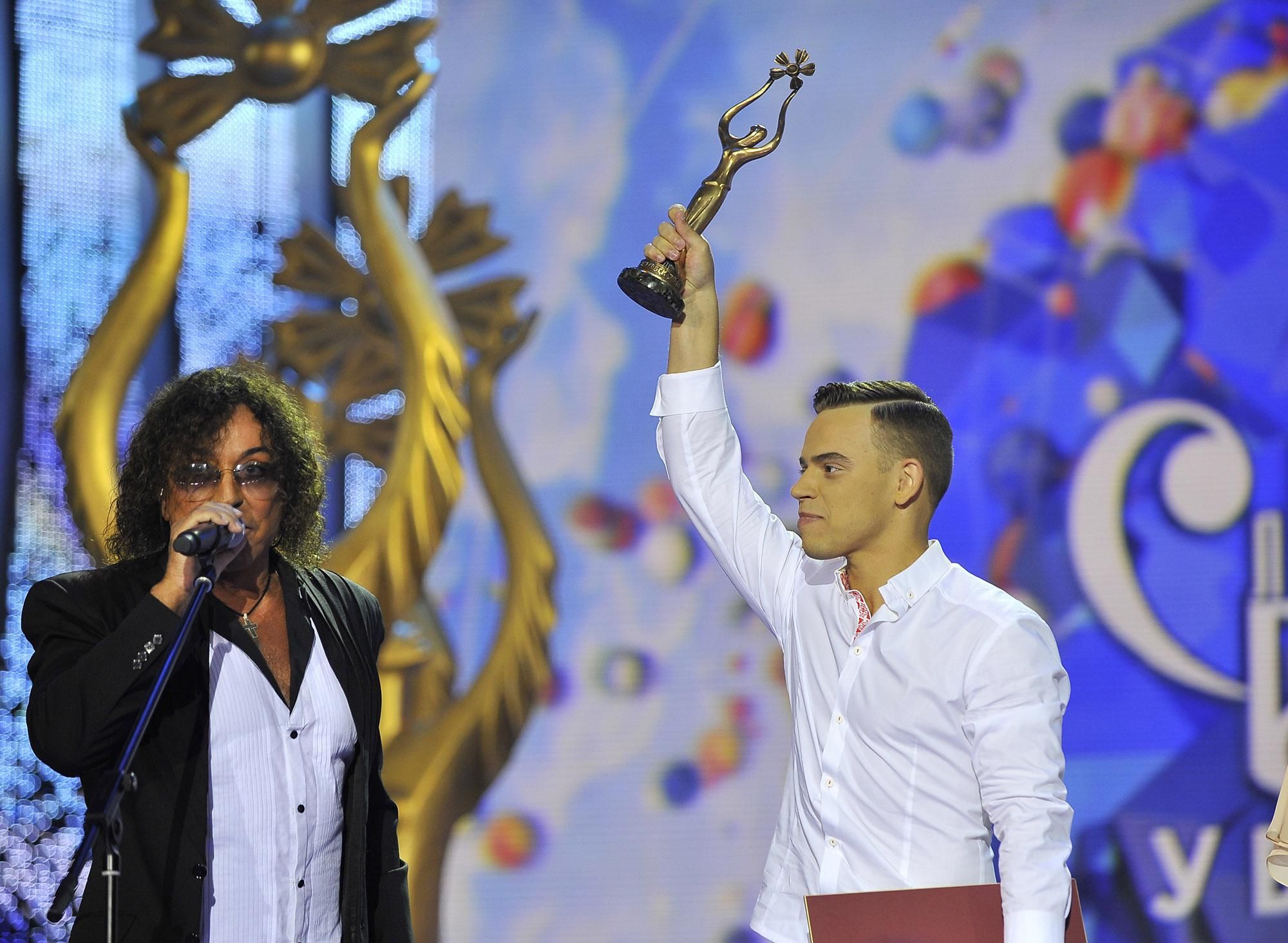 Председатель жюри Валерий Леонтьев вручает Гран-при Алексею Гроссу. Фото http://fest-sbv.by