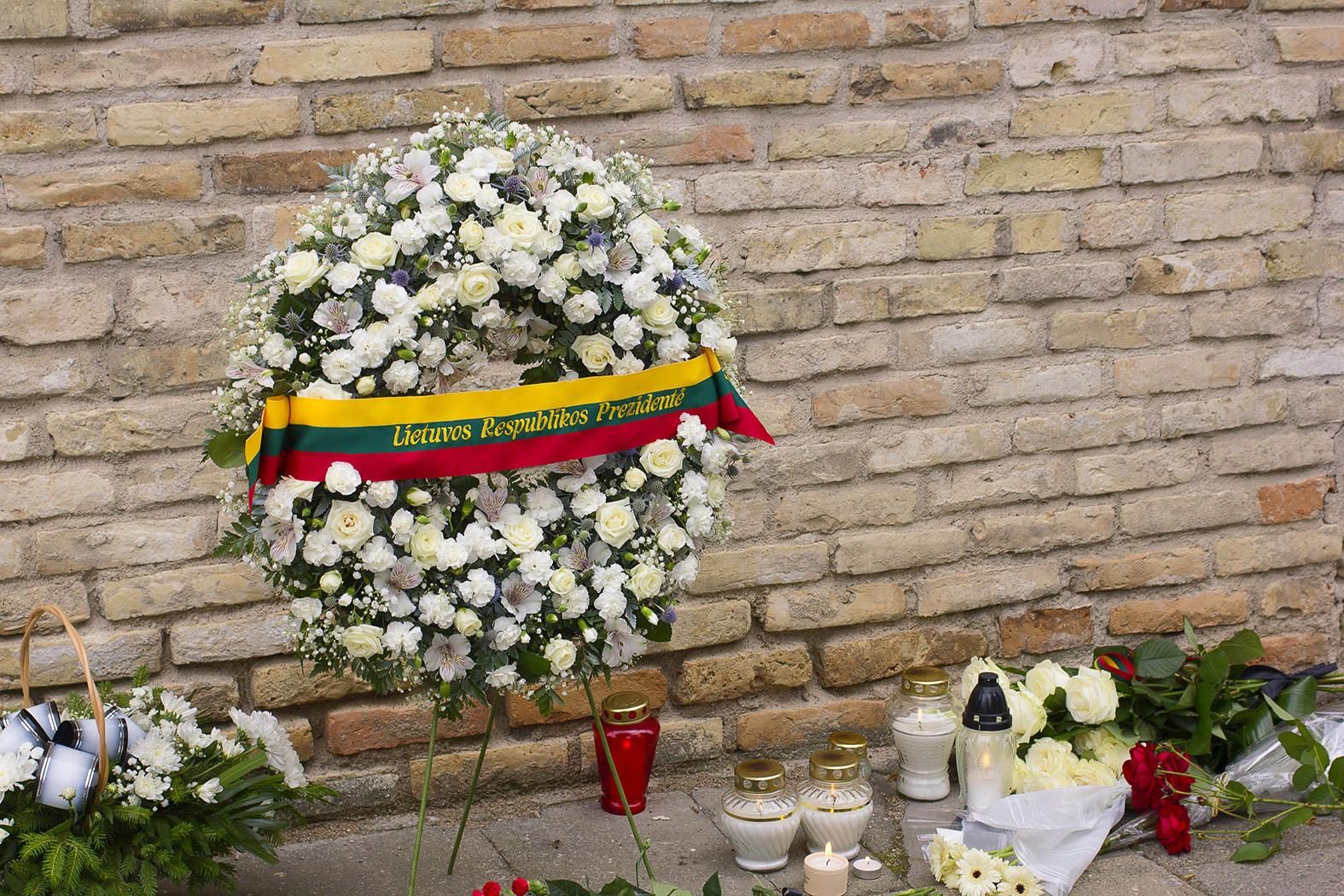Цветы у посольства Франции в Литве. Фото Виктора Грецкаса, "Обзор"