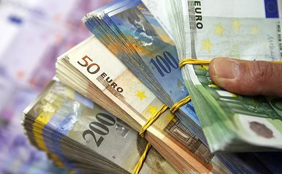 Пачки банкнот евро и швейцарских франков Фото: Reuters/Pixstream