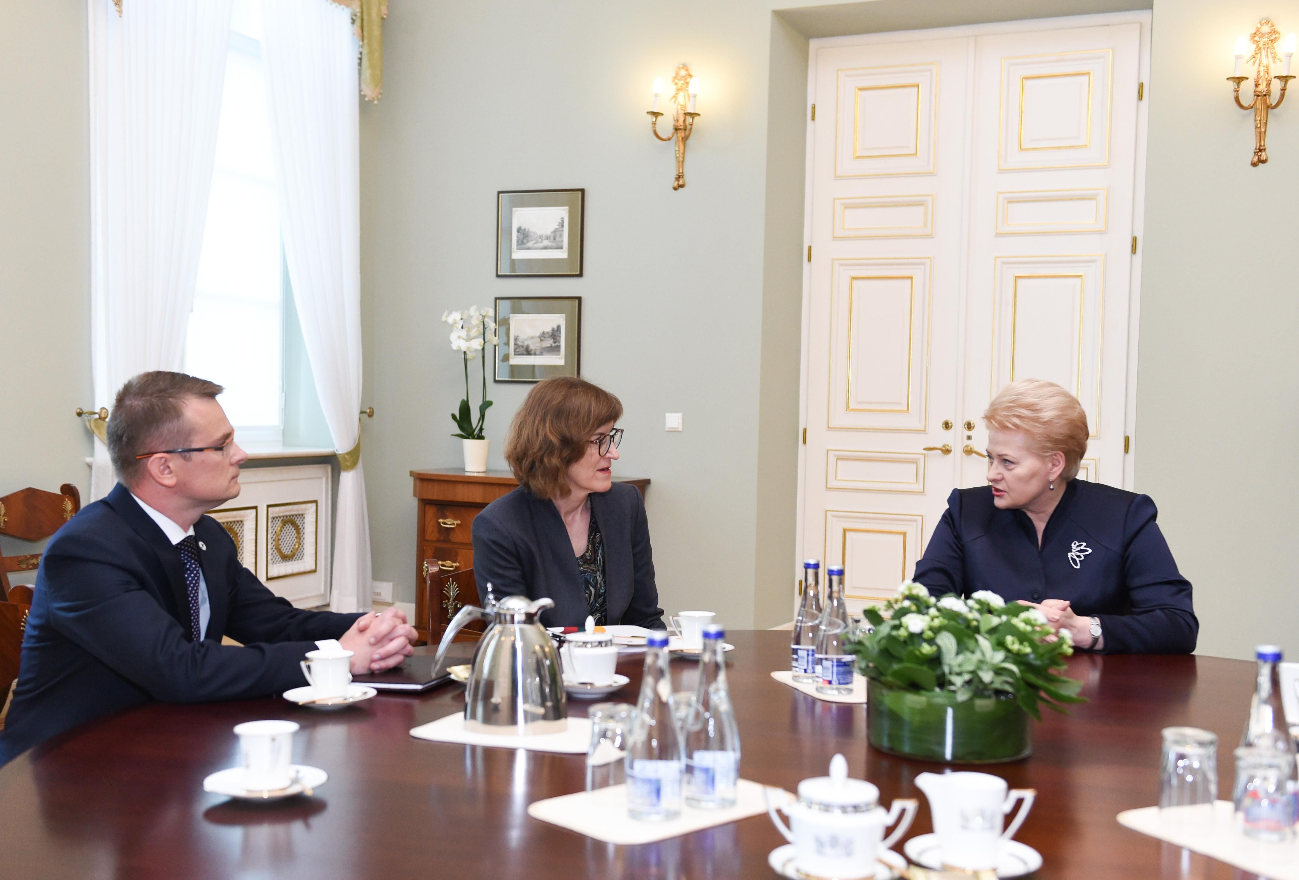 Встреча президента Литвы с бдительными контролёрами. Фото lrp.lt