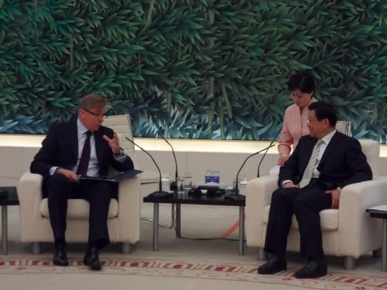 А.Ажубалис в бытность министром иностранных дел не считал зазорным встречаться с представителями коммунистического Китая. Фото www.alfa.lt