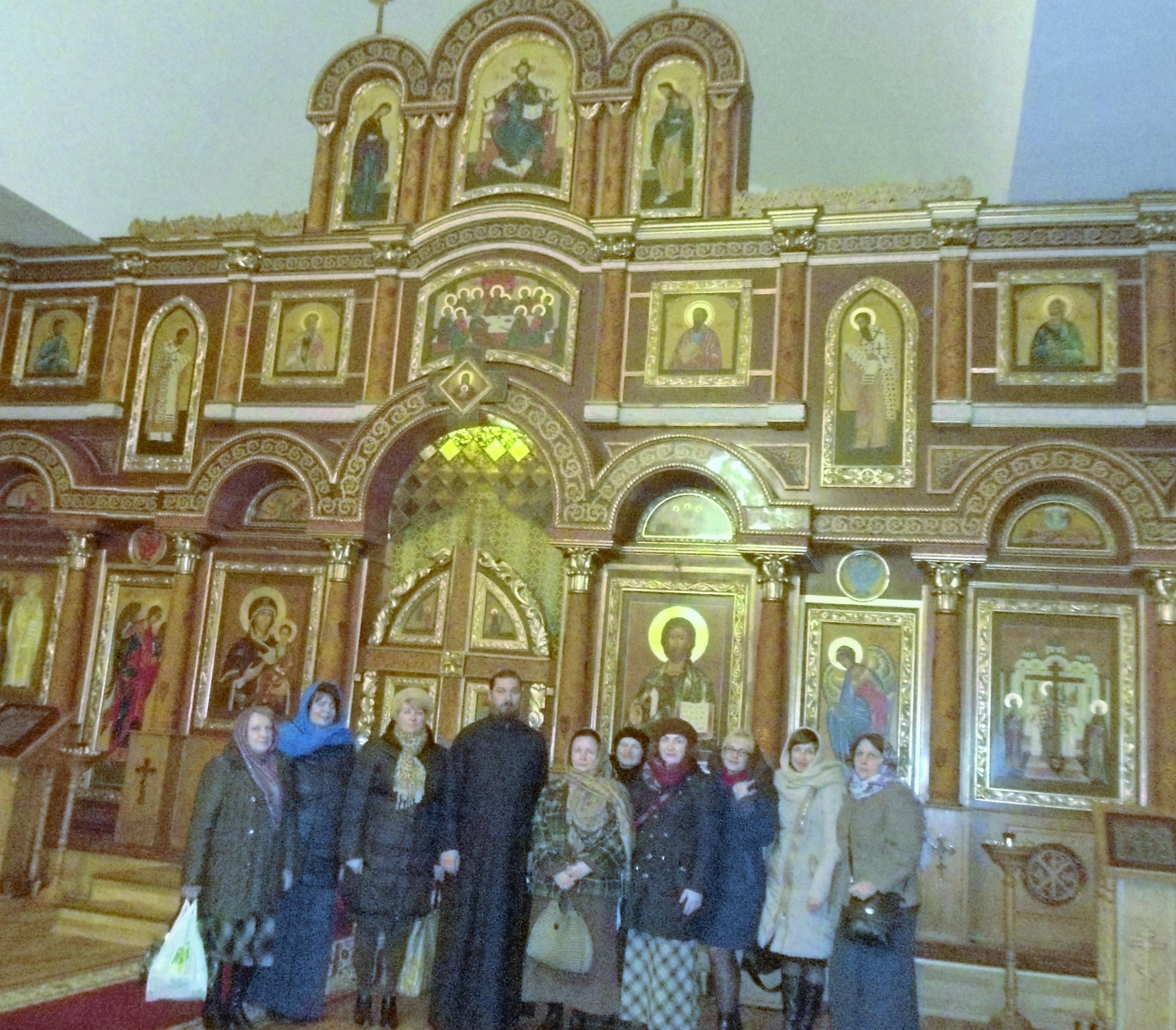 Калининград. Крестовоздвиженский Собор. У янтарного иконостаса