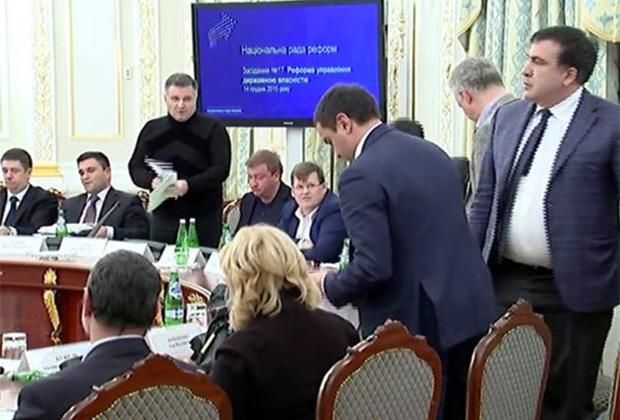 Открытое противостояние Саакашвили и Авакова началось со взаимных оскорблений на заседании Нацсовета по реформам Кадр: Крым Реалии / YouTube