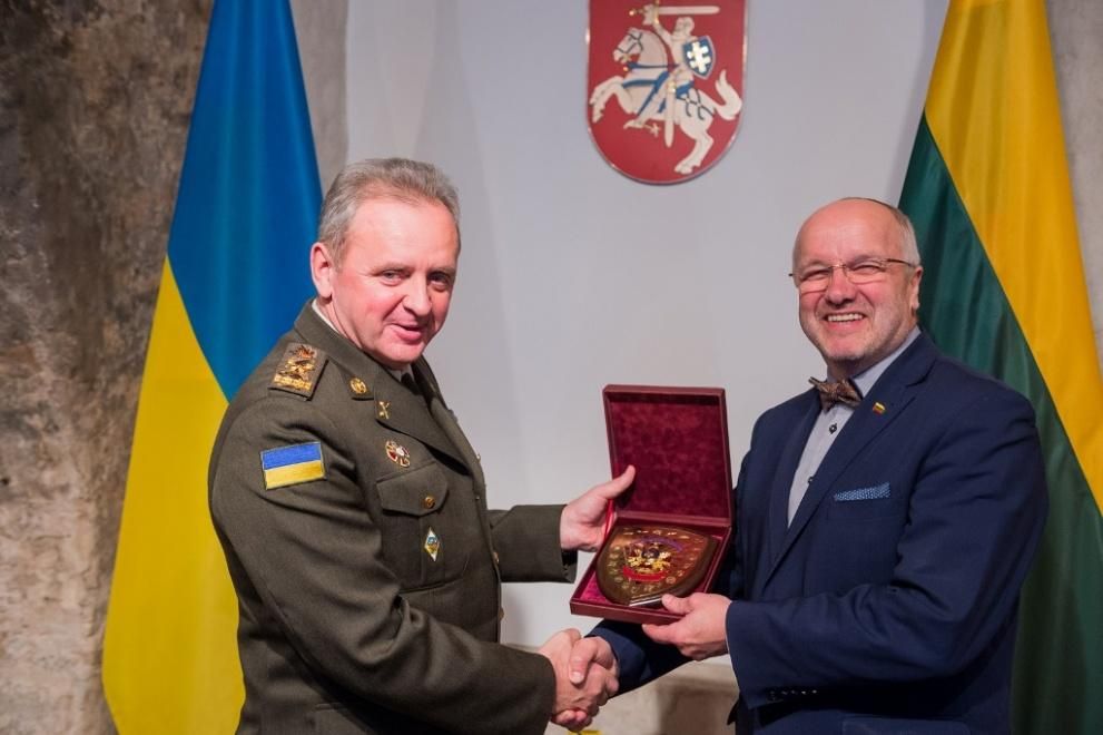 В.Муженко с министром обороны Литвы Ю.Олекасом. Фото kam.lt