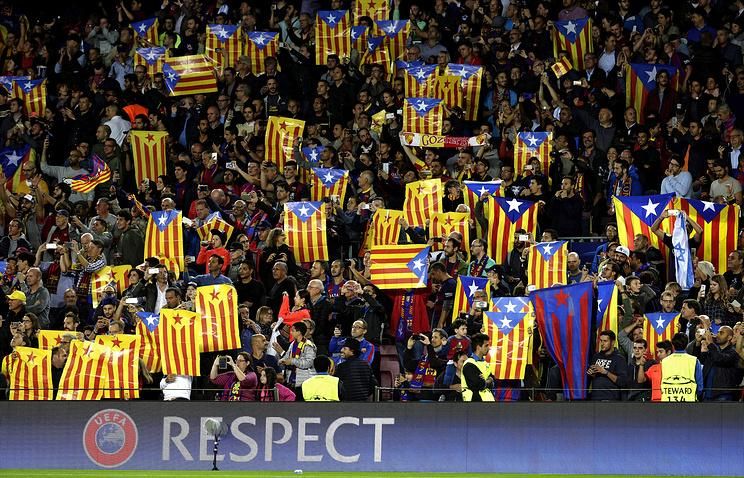 Каталонские флаги на матче Лиги чемпионов "Барселона" - "Манчестер Сити", 19.10.2016 © ALBERTO ESTEVEZ/EPA