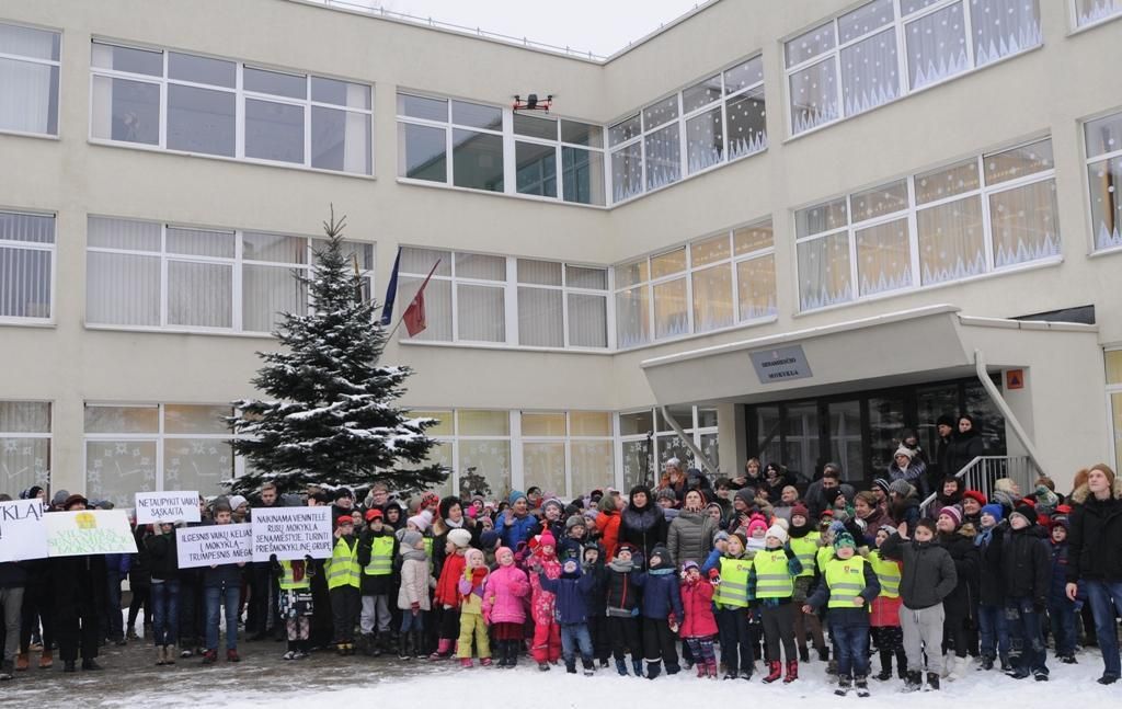 Акция протеста учащихся Старогородской школы. Фото из архива "Обзора"