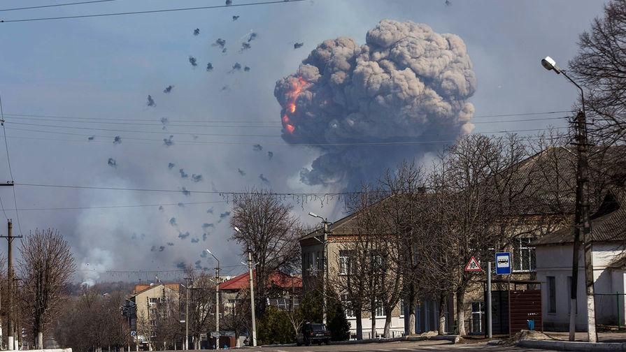Источник: Alexander Sadovoy/Reuters Горящие склады на военной базе в городе Балаклея Харьковской области Украины, 23 марта 2017 года